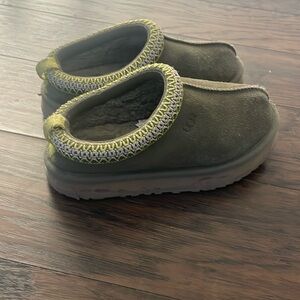 Girls size 1  UGG Tazz slipper